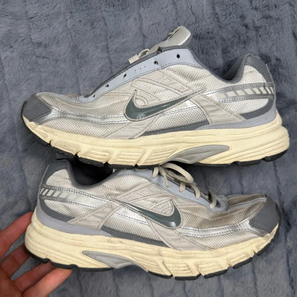 Nike Initiator Running Shoe Mens Size 9 Grey Silver HQ1179-001 Retro Dad Sneaker